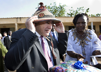 Dominique Strauss-Kahn coiff d'un chapeau local, dans une cole 
de Ouagadougou