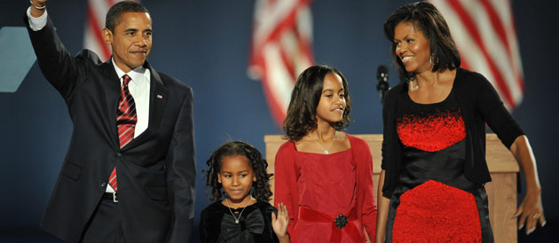 Barack Obama et sa famille devant des dizaines de milliers de personnes rassembles dans le Grant Park  Chicago (Illinois)