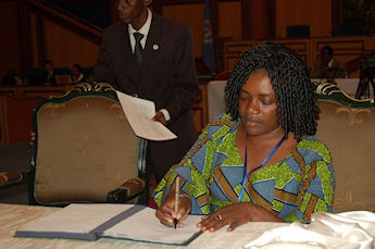 Anglique Ngoma, 
ministre de la dfense (prcdemment ministre de la 
famille)