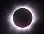Une 
clipse annulaire de Soleil visible vendredi 15 Janvier 2010 plonge l'Afrique du 
Centre  lEst, et l'Asie dans l'obscurit