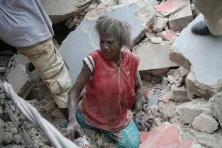 Une 
femme au milieu des dcombres  Hati ravage par un sisme le 12 janvier 2010 - 
AFP - Lisandro Sue