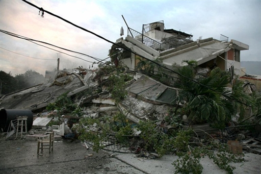 Un btiment dtruit  Port-au-Prince par le tremblement de terre qui a fait des centaines de victimes