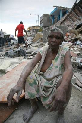 Une femme assise parmi des dcombres  Port-au-Prince aprs le tremblement de terre (AFP PHOTO - Lisandro SUERO )