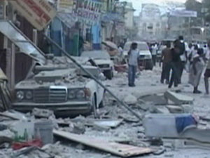 Dans une rue de Port-au-Prince aprs l'un des plus violents tremblements de terre qu'ait jamais connu Hati (France 2)