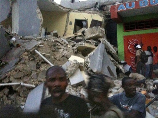 Habitants de Port-au-Prince dans les ruines de btiments de la capitale hatienne (AFP - photo Twitter)