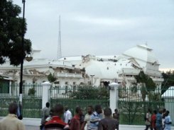 voir_le_zoom : Le palais prsidentiel dtruit le 12 janvier 2010 par le sisme qui a ravag Hati
