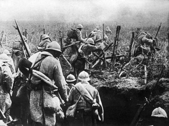 Des soldats franais dans leurs tranches durant la bataille de Verdun, en 1916