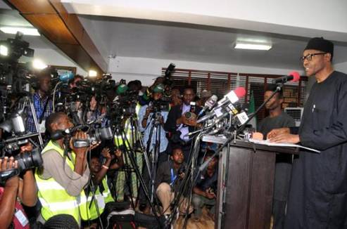 Le prsident lu du Nigeria 
Muhammadu Buhari s'adresse  la presse le 1er avril 2015  Abuja