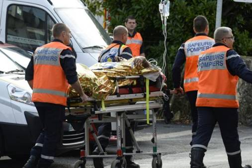 Des blesss 
de la collision qui a eu lieu sur une dpartementale prs de Libourne sont vacus par des secouristes le 23 octobre 2015
