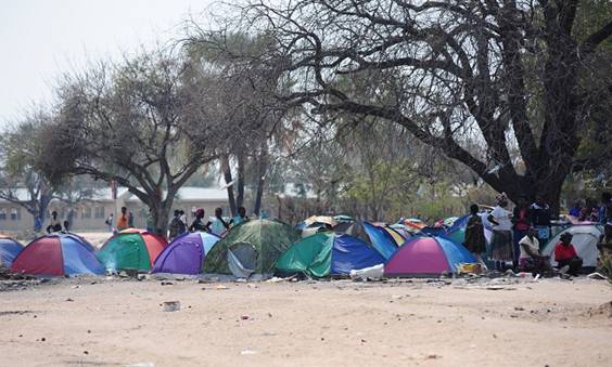 Des tentes installes  proximit de l'hpital d'Okongo en Namibie, accueillaient les femmes enceintes sur le point daccoucher. OMS