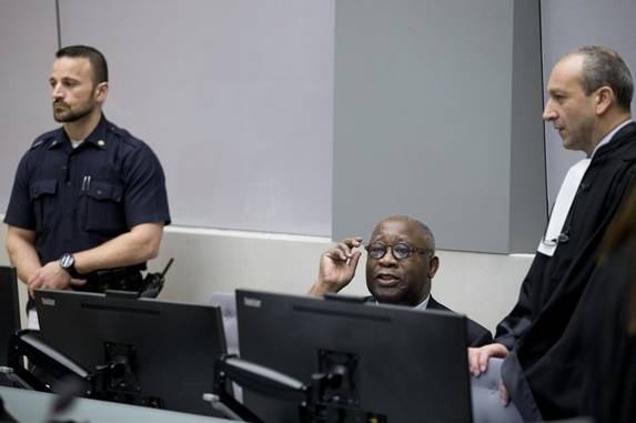 Laurent Gbagbo et son avocat Emmanuel Altit, le 28 janvier, attendent le dbut du procs devant la Cour pnale internationale de La Haye