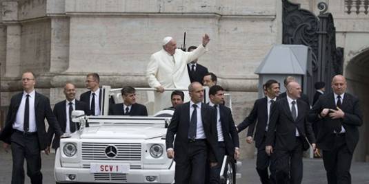 Le pape, entouré de ses gardes du corps, au Vatican le 18 novembre 2015.