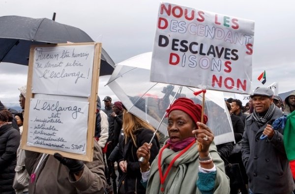 A Genve, ils taient prs de 500  avoir rpondu  l'appel de plusieurs ONG. L aussi, les manifestants ont cri leur colre et leur indignation. (Samedi 25 novembre 2017)