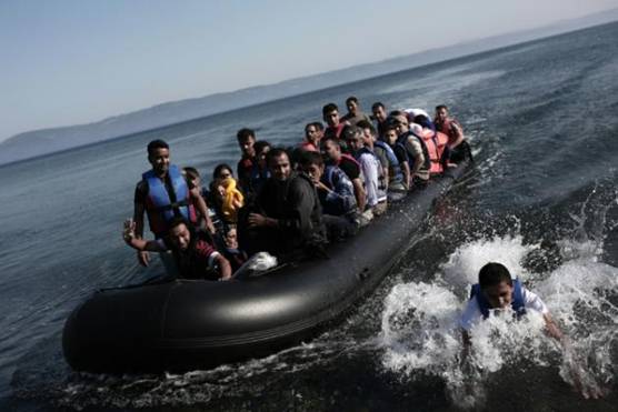 Des migrants arrivent sur l'le grecque de Lesbos aprs une traverse depuis la Turquie, le 4 septembre 2015