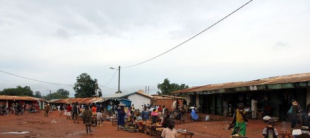 Kaga-Bandoro (Centrafrique)- En 
Centrafrique, un pays qui a connu une succession de putschs et de troubles 
depuis son indpendance, la crise tait prsente bien avant le coup d'tat de 
mars mais les violences ont encore aggrav la situation