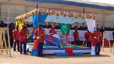 La tribune des officiels pendant le droulement des obsques d'Abel Goumba - Avenue des Martyrs