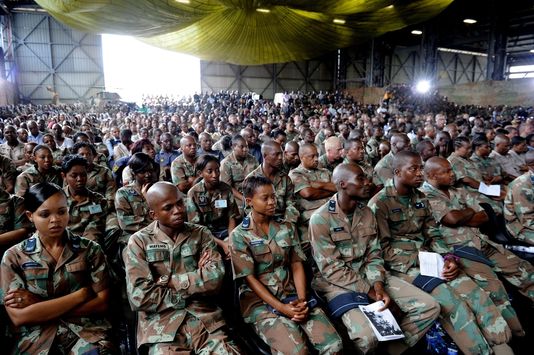 Crmonie sur une base de Pretoria  la mmoire des soldats sud-africains tus  Bangui le 24 mars. | AFP/STEPHANE DE SAKUTIN