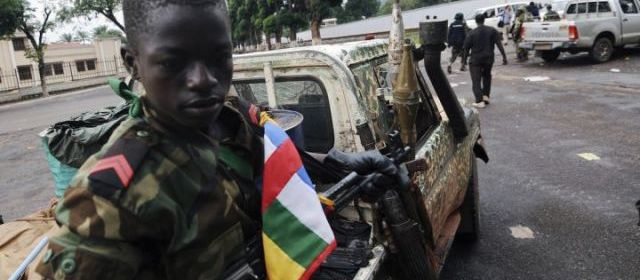 Un enfant-soldat des rebelles du 
Slka, assis  l'arrire d'une camionnette aux abords du palais prsidentiel  
Bangui (Centrafrique). Des soldats sud-africains se disent traumatiss aprs 
avoir combattu et tu des enfants-soldats pendant la prise de Bangui le 23 mars 2013