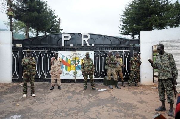 Des rebelles du Slka devant le Palais prsidentiel  Bangui, le 25 mars 2013 - afp.com/Sia Kambou