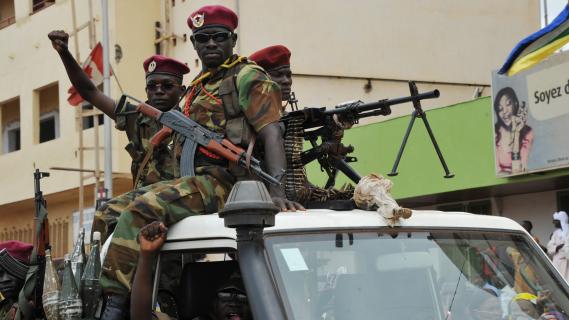 Des rebelles de la Slka juchs sur un pick-up, le 30 mars 2013,  Bangui. (SIA KAMBOU / AFP)