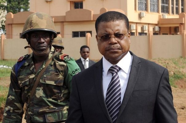 Le Premier ministre centrafricain Nicolas Tiangaye et un soldat de la Fomac le 29 mars 2013  Bangui / afp.com/Sia Kambou