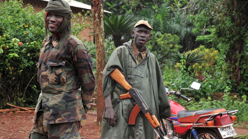 Des anciens rebelles de la Slka, mardi, montent la garde dans la cour de l'glise catholique  Bangassou, lors d'une runion entre l'archevque de Bangui et le chef de la communaut musulmane