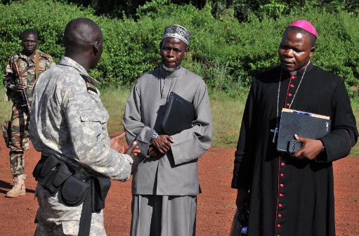 L'archevque de Bangui, 
Dieudonn Nzapalainga (d) et l'imam Omar Kabine Layam parlent avec un soldat, le 
8 octobre 2013  Bangassou, en Centrafrique
