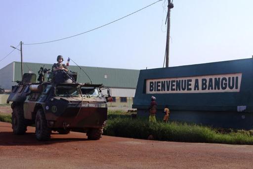 Reuters - Soldats franais prs de l'aroport de M'poko  Bangui. La France augmentera d'ici la fin de l'anne le nombre de ses troupes dployes en Rpublique centrafricaine, plonge dans le chaos depuis le mois de mars, a dclar dimanche le ministre des Affaires trangres Laurent Fabius en visite  Bangui. /Photo prise le 28 mars 2013/REUTERS/Alain Amontchi