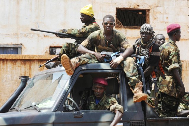 Des rebelles du Slka patrouillent  Bangui, le 26 mars. PHOTO SIA KAMBOU, ARCHIVES AFP