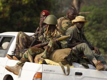 Des combattants de l'ex-Seleka dans les rues de Bangui, le 27 janvier 2014