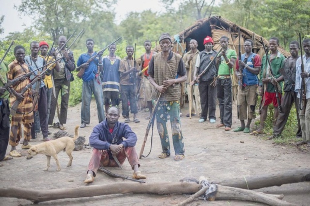 Rencontre en brousse avec un groupe 
danciens agriculteurs, aujourdhui rfugis et arms, qui combat les hommes de 
lex-Slka. (Sylvain Cherkaoui / Cosmos)
