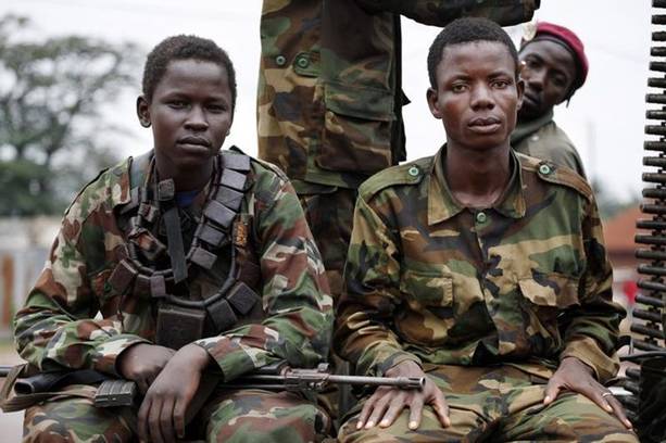 De jeunes membres de la Slka, a Bangui ce vendredi. (Photo Emmanuel Braun. Reuters)
