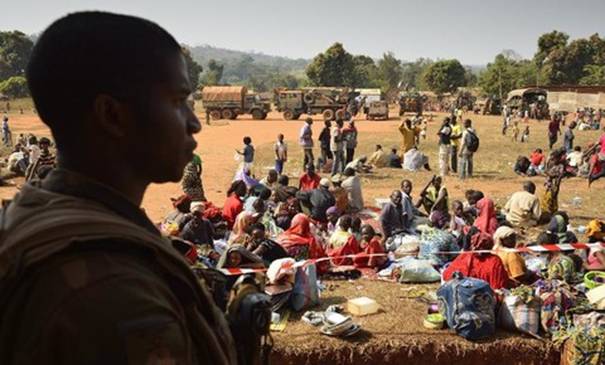 Un 
soldat franais prs de musulmans rfugis dans l'glise de Boali, au nord de Bangui, le 19 janvier 2014