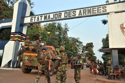 Des soldats franais de lopration 
Sangaris et des soldats burundais au Camp de Roux  Bangui le 27 janvier 2014