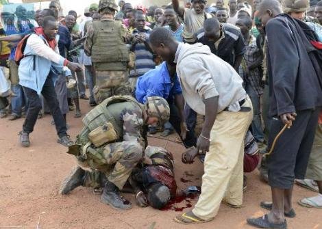 Des soldas franais prs du corps d'un manifestant tu le 23 
septembre 2013 prs de l'aroport  Bangui. Miguel Medina - AFP