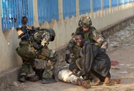 Des soldas franais prs du corps d'un manifestant tu le 23 
septembre 2013 prs de l'aroport  Bangui. Miguel Medina - 
AFP