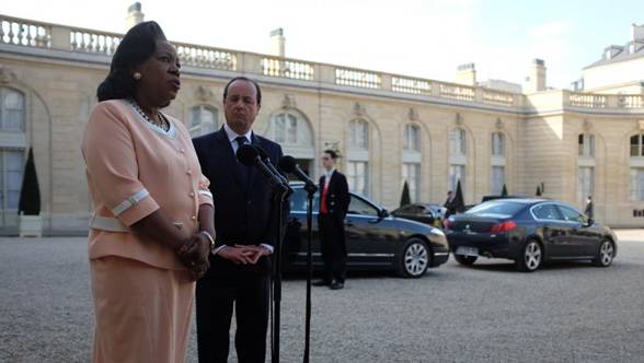 La prsidente 
centrafricaine Catherine Samba Panza, aux cts de Franois Hollande, dans la Cour de l'Elyse, le 1er avril 2014.RFI/Guillaume Thibault