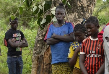 Enfants inquiets, tristes, rduits  l'impuissance devant les corps des parents abattus  Grimari, le 20 avril 2014. afp.com/Miguel Medina