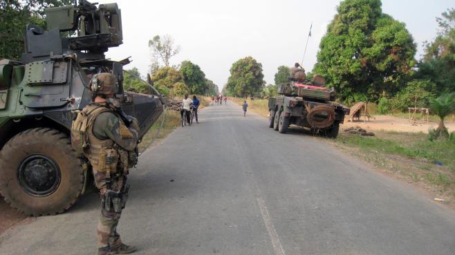 Des soldats 
franais de l'opration Sangaris contrlent l'accs  la ville de Sibut 
(Centrafrique), le 1er fvrier.