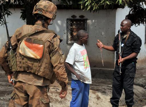 Un soldat franais de l'opration 
Sangaris et un gendarme centrafricain confisquent un couteau  un homme, le 9 
fvrier 2014  Bangui