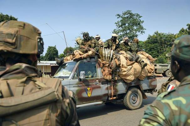 Des soldats tchadiens de la Misca 
traversent Bangui devant des soldats français, le 10 janvier. (Photo Eric 
Feferberg. AFP)