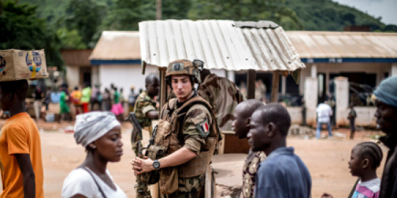 Un soldat franais de l'opration 
Sangaris en poste  un check-point, en Centrafrique. (Marco Longari - AFP)