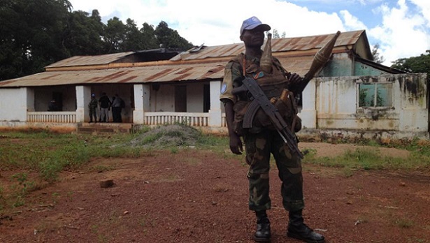 n soldat congolais 
de la Minusca monte la garde pendant la rencontre entre l'quipe dirigeante de 
la mission onusienne et les autorits locales
