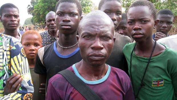 Les habitants de 
Sibut, qui s'taient pour la plupart rfugis en brousse, se regroupent prs des 
forces armes de l'opration Sangaris (Photo: le 1er fvrier 2014)