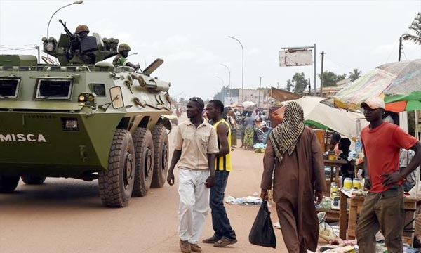 Des soldats de la 
Misca patrouillent dans un quartier musulman de Bangui. Une nouvelle force de 
lOnu prend le commandement des oprations de maintien de la paix en Centrafrique