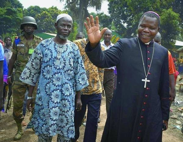 Mgr Dieudonn Nzapalainga, archevque de Bangui, en compagnie de limam Omar Kobine Layama, prsident de la communaut islamique