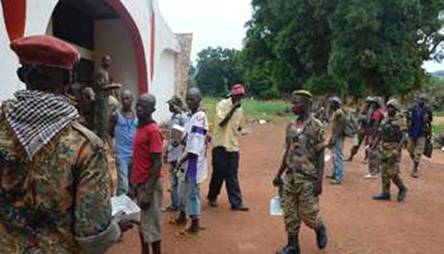 Des combattants de la coalition Slka dans un camp  Bangui, le 5 avril 2013 en Centrafrique