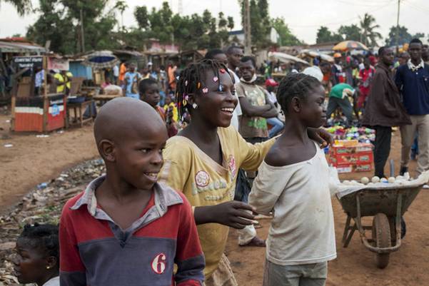 Un groupe d'enfants,  Bangui le 9 mars.