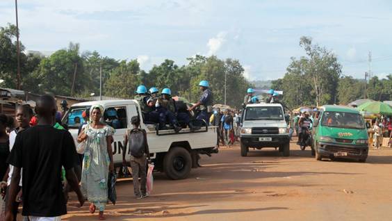 Un patrouille de casques bleus dans le quartier de Sango  Bangui o les tensions restent vives, 
le 15 octobre