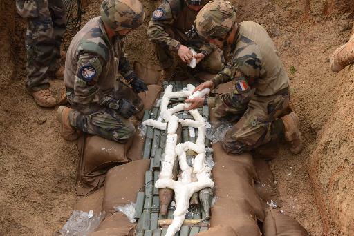 Des soldats franais de l'opration Sangaris s'apprtent  faire exploser des stocks d'armes, le 4 dcembre 2014  Bangui (Centrafrique)